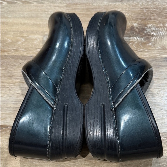 Dansko Size 39 Glossy Green Women's Clogs - Picture 8 of 12